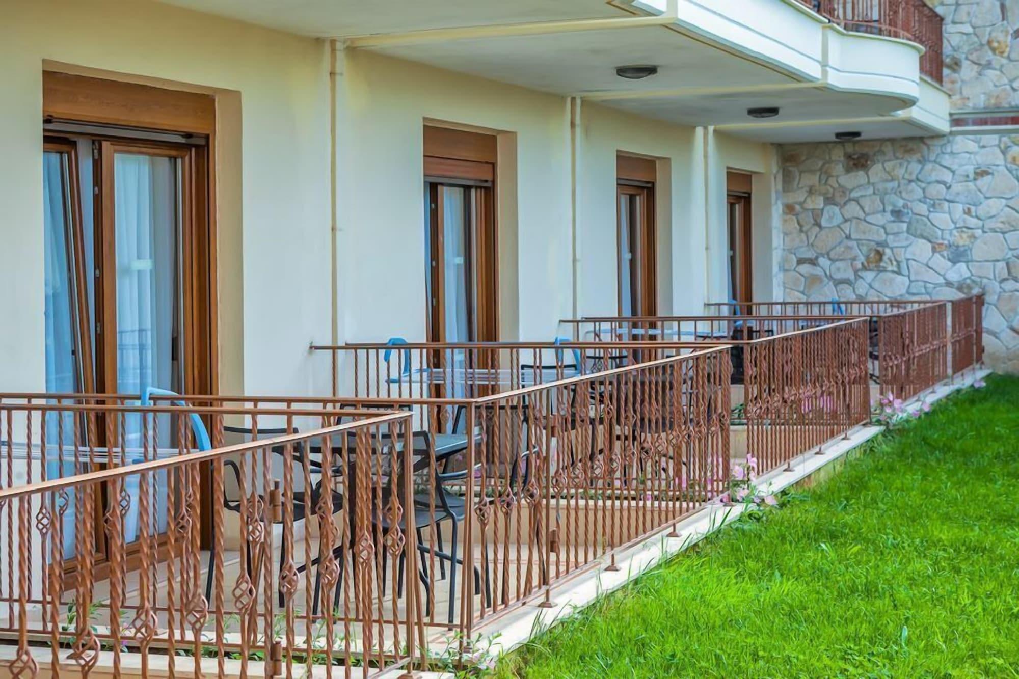 Nereides Hotel Hanioti Bagian luar foto