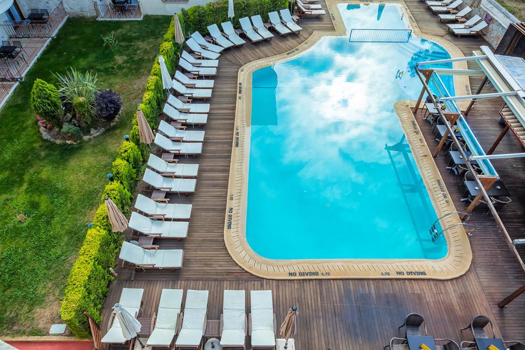 Nereides Hotel Hanioti Bagian luar foto