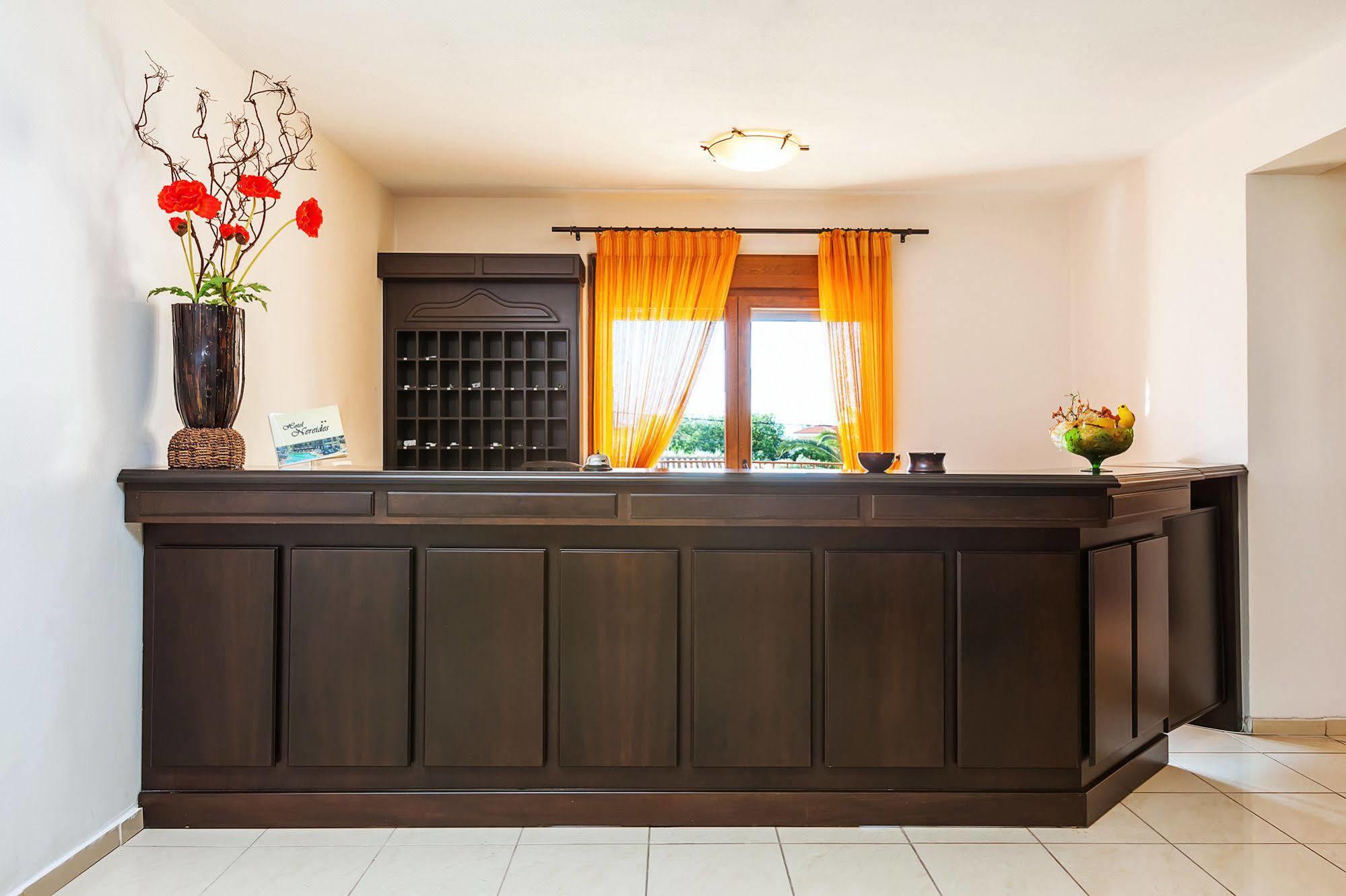 Nereides Hotel Hanioti Bagian luar foto